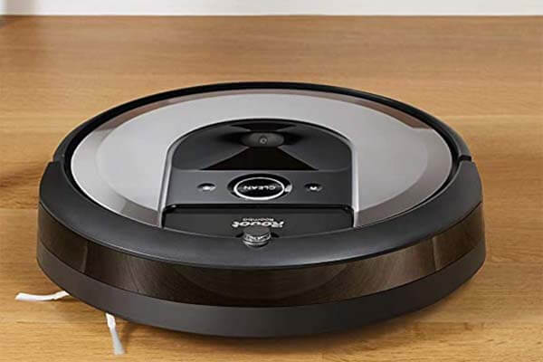 Roomba i6+ aspirando suelo duro